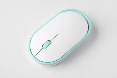 Beyaz arkaplanda modern bilgisayar faresi