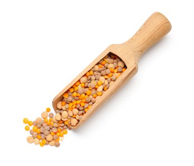 Beyaz arka planda mercimek kepçesi