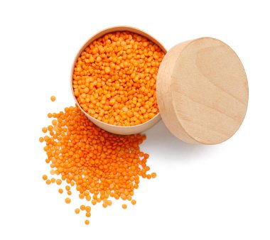 Beyaz arkaplanda mercimek kutusu