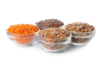 Beyaz arka planda mercimek kaseleri