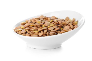 Beyaz arka planda mercimek tabağı