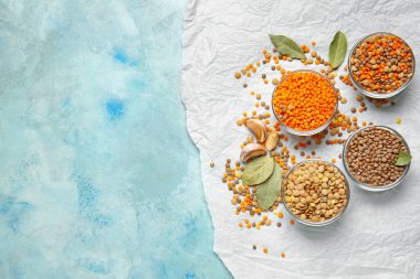 Arka planda mercimek olan kaseler