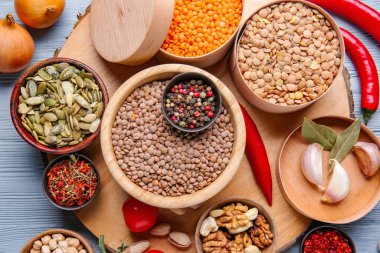 Masada baharat olan farklı ham baklagiller