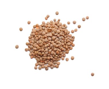 Beyaz arkaplanda çiğ mercimek