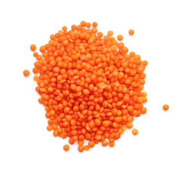 Beyaz arkaplanda çiğ mercimek