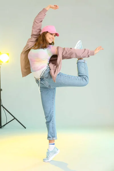 Hermosa Bailarina Hip Hop Femenina Sobre Fondo Gris —  Fotos de Stock