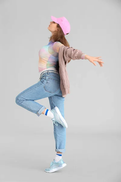 Hermosa Bailarina Hip Hop Femenina Sobre Fondo Gris —  Fotos de Stock