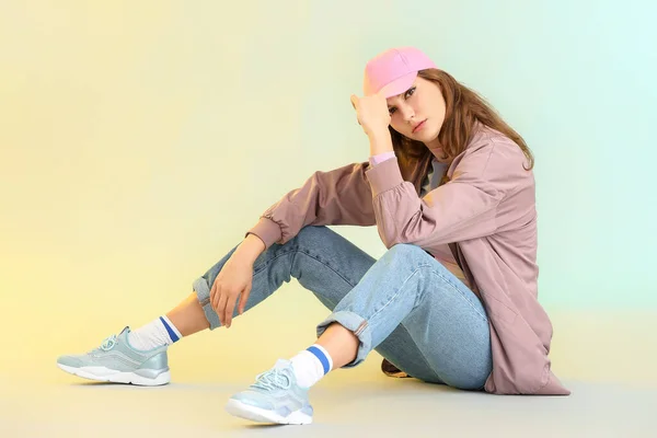 Hermosa Bailarina Hip Hop Femenina Sobre Fondo Color — Foto de Stock