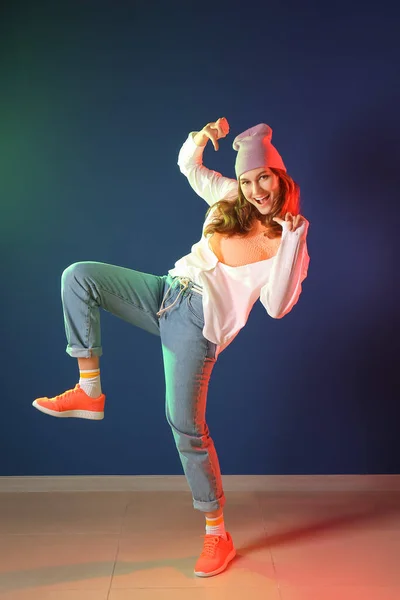 Beautiful Female Hip Hop Dancer Color Wall — Stock Photo, Image