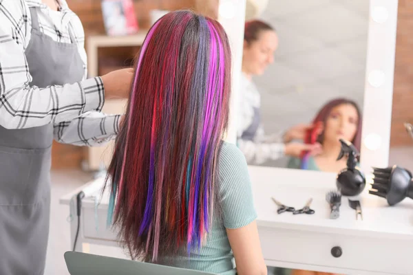 Friseur Arbeitet Mit Junger Frau Schönheitssalon — Stockfoto