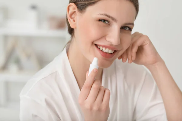 Bella Giovane Donna Con Balsamo Labbra Casa — Foto Stock