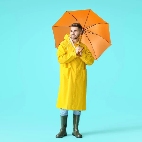 Ung Man Regnrock Och Med Paraply Färg Bakgrund — Stockfoto