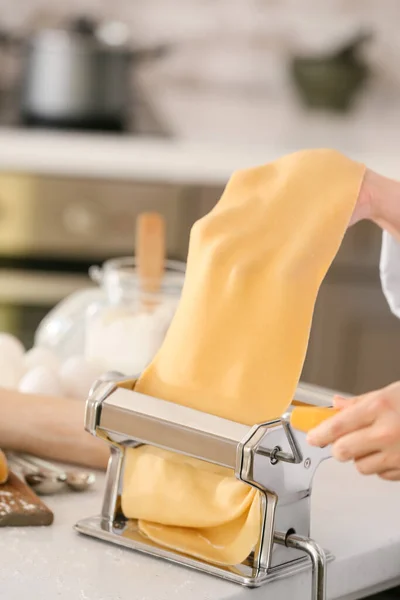 Mujer Preparando Pasta Cocina Primer Plano —  Fotos de Stock