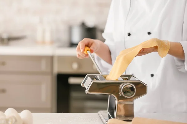 Mujer Preparando Pasta Cocina Primer Plano —  Fotos de Stock