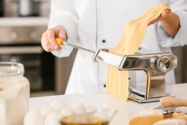 Mujer Preparando Pasta Cocina Primer Plano —  Fotos de Stock