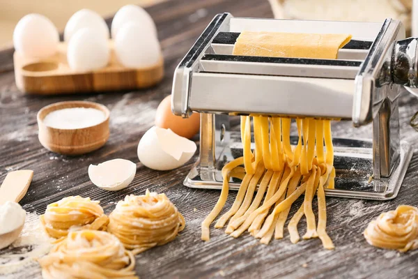 Voorbereiding Van Pasta Met Machine Keukentafel — Stockfoto