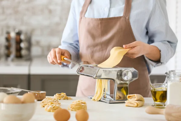 Mujer Preparando Pasta Cocina Primer Plano — Foto de Stock