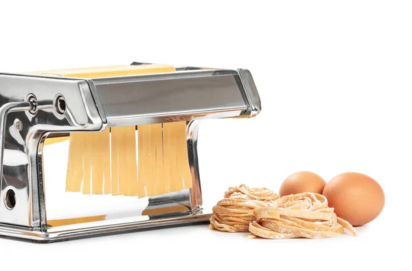 Pasta Machine Met Deeg Eieren Witte Achtergrond — Stockfoto
