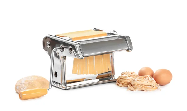 Pasta Machine Met Deeg Eieren Witte Achtergrond — Stockfoto