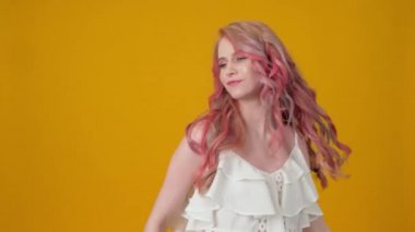 Renkli saçı olan güzel bir genç kadın.