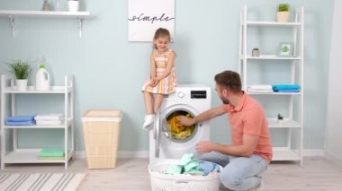 Mutlu aile evde çamaşır yıkıyor.