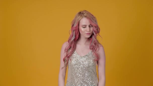 Mooie Jonge Vrouw Met Ongewoon Haar Kleur Achtergrond — Stockvideo