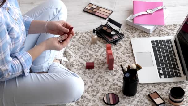 Kvinnlig Makeup Artist Med Kosmetika Och Laptop Hemma — Stockvideo