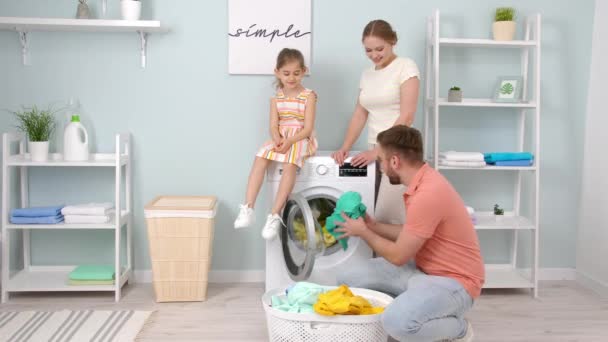 Família Feliz Fazendo Lavanderia Casa — Vídeo de Stock