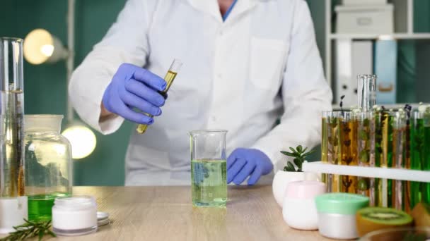 Cosmetologo Che Prepara Cosmetici Naturali Laboratorio Primo Piano — Video Stock
