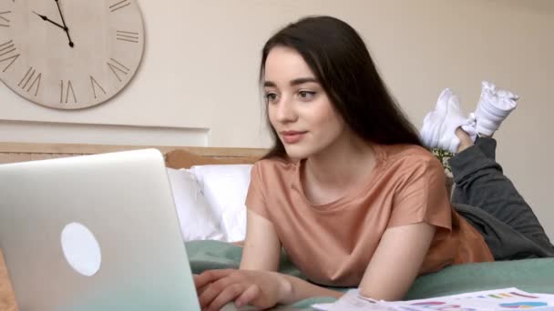 Νεαρή Γυναίκα Που Εργάζεται Φορητό Υπολογιστή Στο Σπίτι — Αρχείο Βίντεο