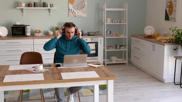 Joven Guapo Escuchando Música Mientras Trabaja Casa — Vídeos de Stock