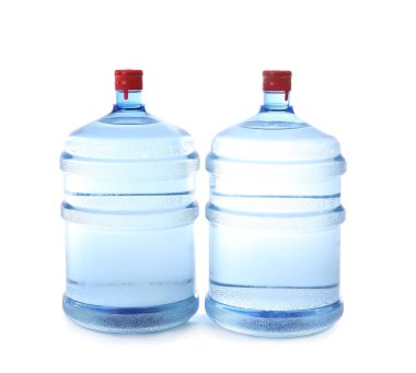 Beyaz zemin üzerinde taze su şişeleri