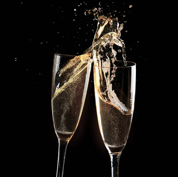 Clinking Glazen Champagne Met Plons Donkere Achtergrond — Stockfoto