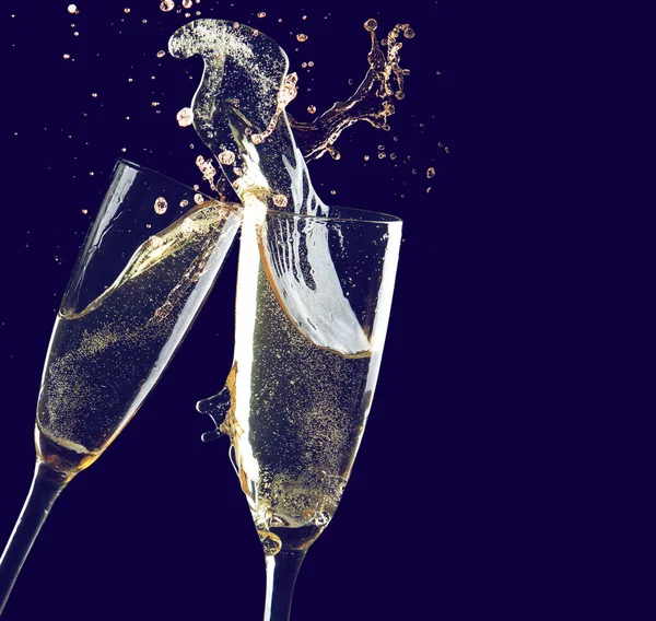 Clinking Glazen Champagne Met Plons Donkere Achtergrond — Stockfoto