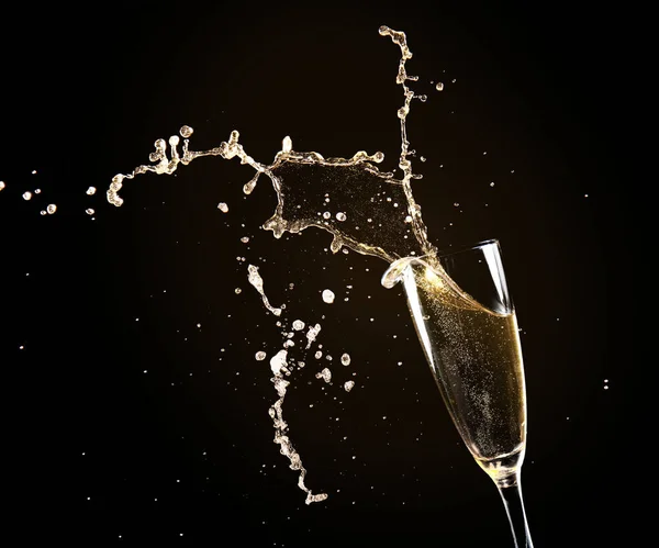 Склянка Шампанського Бризкою Темному Фоні — стокове фото
