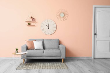 Odanın duvarına yakın şık bir kanepe