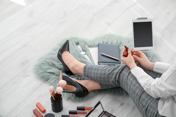 Makeup Artist Modern Tablet Computer Decorative Cosmetics Sitting Floor — Stock Photo, Image