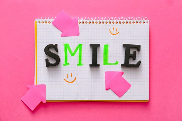 Notatnik Słowem Smile Tle Koloru — Zdjęcie stockowe