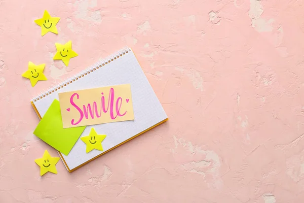 Блокнот Словом Smile Паперові Зірки Кольоровому Фоні — стокове фото