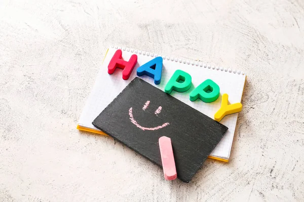 Chalkboard Com Sorriso Desenhado Caderno Com Palavra Happy Fundo Branco — Fotografia de Stock