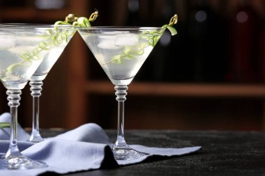 Bardaki masada bir bardak lezzetli salatalık martini.