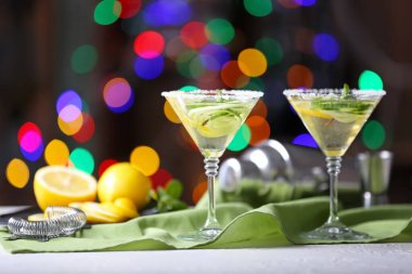 Bardaki masada bir bardak lezzetli salatalık martini.