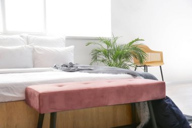 Modern yatak odasının iç dekorasyonu.