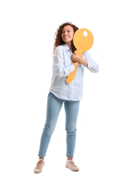 快乐的年轻女人 白色背景的大纸钥匙 — 图库照片