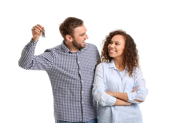 Beyaz Arka Planda Anahtarı Olan Mutlu Genç Çift — Stok fotoğraf