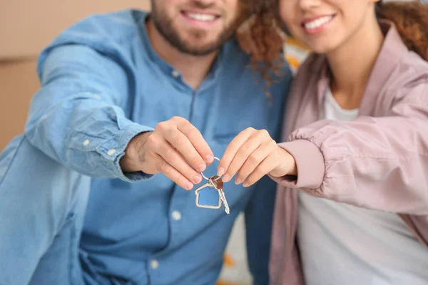 Junges Paar Mit Schlüssel Neuer Wohnung Umzugstag — Stockfoto