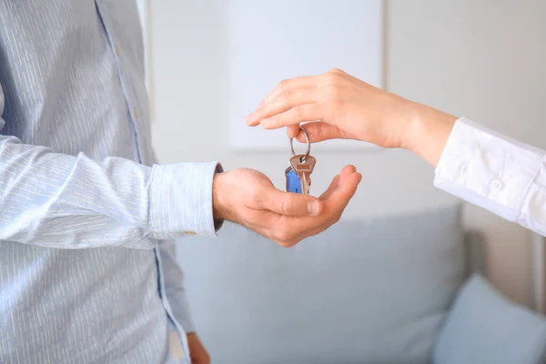 Μεσίτης Που Δίνει Κλειδί Στον Νεαρό Από Νέο Του Διαμέρισμα — Φωτογραφία Αρχείου