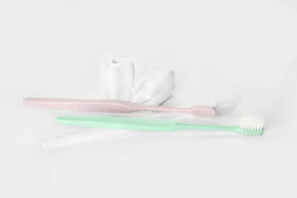 Zahnbürsten Und Zähne Auf Weißem Hintergrund — Stockfoto