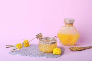 Renkli arkaplanda karahindiba balı kavanozları