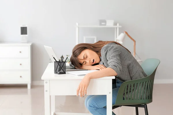 Jonge Vrouw Met Slaaptekort Functie — Stockfoto